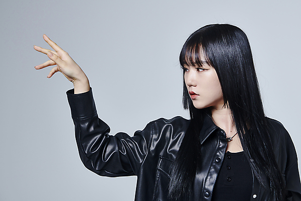 포토 JPG 스튜디오촬영 응시 여자 포즈 회색배경 실내 힙합 한명 손짓 상반신 20대 성인 앞모습 옆모습 손들기 댄서 한국인 춤 성인여자한명만 힙스터 스트릿댄스 스트리트패션 국내포토 직업 1 시선 패션 음악 뷰포인트 백그라운드 모션 문화예술 사람 동양인 청년 내부 회색 여자한명만 성인여자만 파일형식