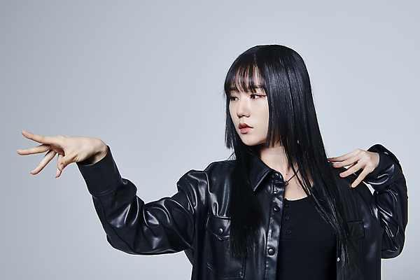 포토 JPG 스튜디오촬영 응시 여자 포즈 회색배경 실내 힙합 한명 손짓 상반신 20대 성인 앞모습 옆모습 댄서 한국인 춤 성인여자한명만 힙스터 스트릿댄스 스트리트패션 국내포토 직업 1 시선 패션 음악 뷰포인트 모션 문화예술 사람 동양인 청년 내부 회색 여자한명만 성인여자만 파일형식 컬러 인종 여자만 성인만
