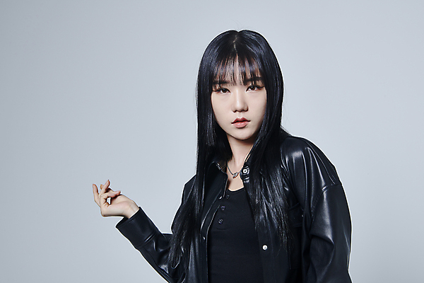 포토 JPG 스튜디오촬영 응시 여자 포즈 회색배경 실내 힙합 한명 손짓 상반신 20대 성인 앞모습 댄서 한국인 춤 성인여자한명만 힙스터 스트릿댄스 스트리트패션 국내포토 직업 1 시선 패션 음악 뷰포인트 백그라운드 모션 문화예술 사람 동양인 청년 내부 회색 여자한명만 성인여자만 파일형식