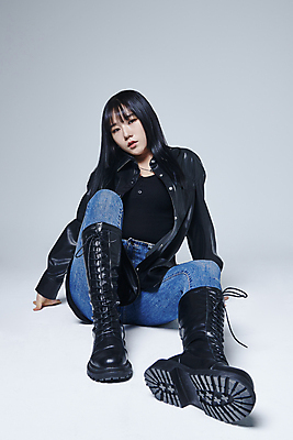 포토 JPG 스튜디오촬영 전신 응시 여자 포즈 회색배경 실내 힙합 한명 앉기 20대 성인 앞모습 댄서 한국인 성인여자한명만 힙스터 스트릿댄스 스트리트패션 국내포토 직업 1 시선 패션 음악 뷰포인트 백그라운드 모션 사람 동양인 청년 내부 회색 춤 여자한명만 성인여자만 파일형식