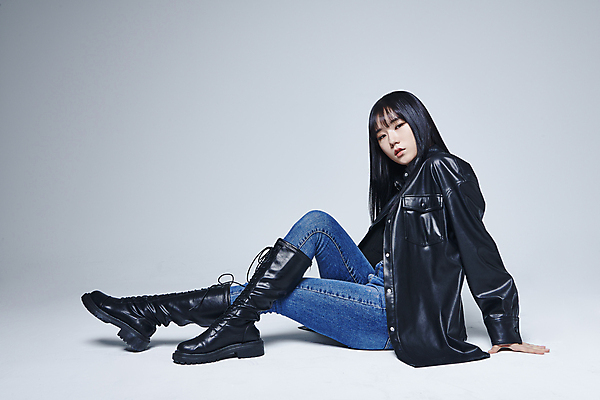 포토 JPG 스튜디오촬영 전신 응시 여자 포즈 회색배경 실내 힙합 한명 앉기 20대 성인 옆모습 댄서 한국인 다리꼬기 춤 성인여자한명만 힙스터 스트릿댄스 스트리트패션 국내포토 직업 1 시선 패션 음악 뷰포인트 백그라운드 모션 문화예술 사람 동양인 청년 내부 회색 여자한명만 성인여자만 파일형식