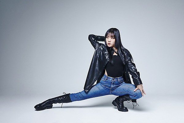 포토 JPG 스튜디오촬영 전신 응시 여자 포즈 회색배경 실내 힙합 한명 20대 성인 앞모습 댄서 한국인 춤 무릎꿇기 성인여자한명만 힙스터 스트릿댄스 스트리트패션 국내포토 직업 1 시선 패션 음악 뷰포인트 백그라운드 모션 문화예술 사람 동양인 청년 내부 회색 여자한명만 성인여자만 파일형식