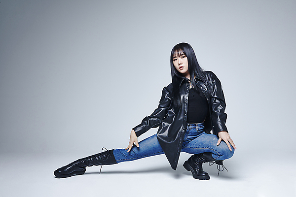 포토 JPG 스튜디오촬영 전신 응시 여자 포즈 회색배경 실내 힙합 한명 20대 성인 앞모습 댄서 한국인 춤 무릎꿇기 성인여자한명만 힙스터 스트릿댄스 스트리트패션 국내포토 직업 1 시선 패션 음악 뷰포인트 백그라운드 모션 문화예술 사람 동양인 청년 내부 회색 여자한명만 성인여자만 파일형식