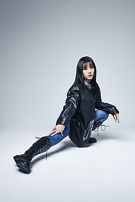 포토 JPG 스튜디오촬영 전신 응시 여자 포즈 회색배경 실내 힙합 한명 20대 성인 앞모습 옆모습 댄서 한국인 춤 성인여자한명만 무릎구부리기 힙스터 스트릿댄스 스트리트패션 국내포토 직업 1 시선 패션 음악 뷰포인트 백그라운드 문화예술 사람 동양인 청년 내부 회색 여자한명만 성인여자만 파일형식