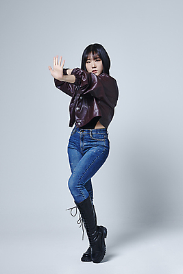 포토 JPG 스튜디오촬영 전신 응시 여자 포즈 회색배경 실내 힙합 한명 20대 성인 앞모습 댄서 한국인 춤 손뻗기 성인여자한명만 힙스터 스트릿댄스 스트리트패션 국내포토 직업 1 시선 패션 음악 뷰포인트 백그라운드 모션 문화예술 사람 동양인 청년 내부 회색 여자한명만 성인여자만 파일형식