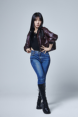 포토 JPG 스튜디오촬영 전신 응시 여자 허리손 포즈 회색배경 실내 힙합 한명 서기 20대 성인 앞모습 댄서 한국인 춤 성인여자한명만 힙스터 스트릿댄스 스트리트패션 국내포토 직업 1 시선 패션 음악 뷰포인트 백그라운드 모션 문화예술 사람 동양인 청년 내부 회색 여자한명만 성인여자만 파일형식