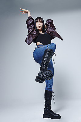 포토 JPG 스튜디오촬영 전신 응시 여자 로우앵글 포즈 회색배경 실내 힙합 한명 서기 20대 성인 앞모습 손들기 댄서 한국인 춤 다리들기 성인여자한명만 힙스터 스트릿댄스 스트리트패션 국내포토 직업 1 시선 패션 음악 뷰포인트 백그라운드 모션 문화예술 사람 동양인 청년 내부 회색 여자한명만 성인여자만 파일형식