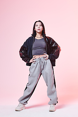 포토 JPG 스튜디오촬영 전신 여자 허리손 포즈 실내 힙합 한명 서기 20대 성인 앞모습 댄서 한국인 춤 성인여자한명만 힙스터 분홍색배경 스트릿댄스 스트리트패션 국내포토 직업 1 패션 음악 뷰포인트 분홍색 백그라운드 모션 문화예술 사람 동양인 청년 내부 여자한명만 성인여자만 파일형식