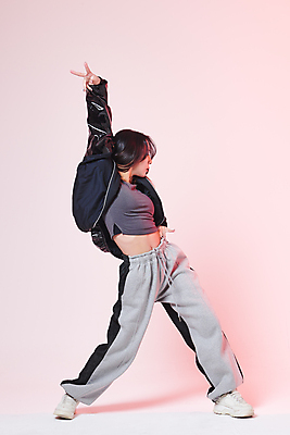 포토 JPG 스튜디오촬영 전신 여자 포즈 실내 힙합 한명 20대 성인 옆모습 손들기 댄서 한국인 춤 성인여자한명만 힙스터 분홍색배경 스트릿댄스 스트리트패션 국내포토 직업 1 패션 음악 뷰포인트 분홍색 백그라운드 모션 문화예술 사람 동양인 청년 내부 여자한명만 성인여자만 파일형식