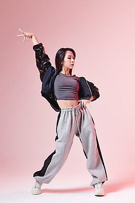 포토 JPG 스튜디오촬영 전신 응시 여자 허리손 포즈 실내 힙합 한명 서기 20대 성인 앞모습 손들기 댄서 한국인 춤 성인여자한명만 힙스터 분홍색배경 스트릿댄스 스트리트패션 국내포토 직업 1 시선 패션 음악 뷰포인트 분홍색 백그라운드 모션 문화예술 사람 동양인 청년 내부 여자한명만 성인여자만 파일형식