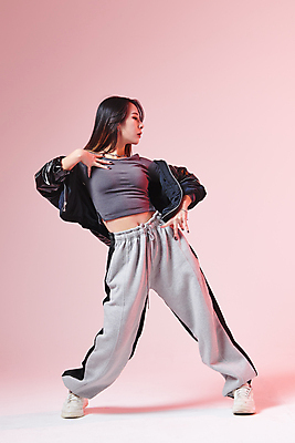 포토 JPG 스튜디오촬영 전신 응시 여자 허리손 포즈 실내 힙합 한명 서기 20대 성인 앞모습 옆모습 댄서 한국인 춤 성인여자한명만 힙스터 분홍색배경 스트릿댄스 스트리트패션 국내포토 직업 1 시선 패션 음악 뷰포인트 분홍색 백그라운드 모션 문화예술 사람 동양인 청년 내부 여자한명만 성인여자만 파일형식