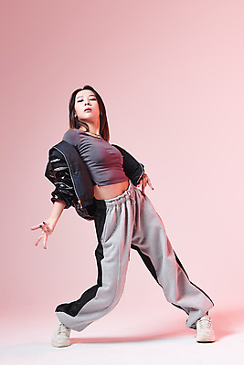 포토 JPG 스튜디오촬영 전신 여자 포즈 실내 힙합 한명 서기 20대 성인 앞모습 옆모습 댄서 한국인 춤 성인여자한명만 힙스터 분홍색배경 스트릿댄스 스트리트패션 국내포토 직업 1 패션 음악 뷰포인트 분홍색 백그라운드 모션 문화예술 사람 동양인 청년 내부 여자한명만 성인여자만 파일형식
