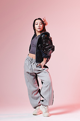 포토 JPG 스튜디오촬영 전신 여자 허리손 포즈 실내 힙합 한명 서기 20대 성인 앞모습 손들기 댄서 한국인 춤 성인여자한명만 힙스터 분홍색배경 스트릿댄스 스트리트패션 국내포토 직업 1 패션 음악 뷰포인트 분홍색 백그라운드 모션 문화예술 사람 동양인 청년 내부 여자한명만 성인여자만 파일형식