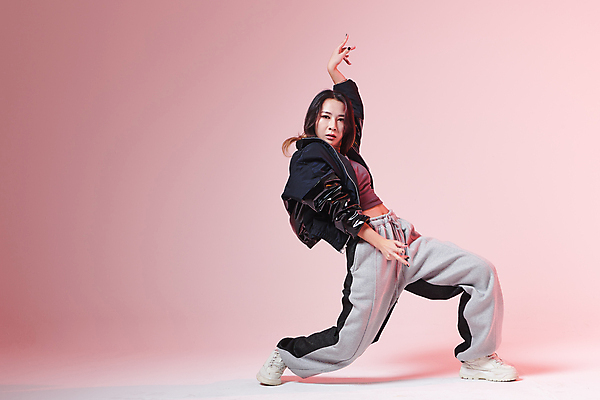 포토 JPG 스튜디오촬영 전신 여자 포즈 실내 힙합 한명 서기 20대 성인 옆모습 손들기 댄서 한국인 춤 성인여자한명만 무릎구부리기 힙스터 분홍색배경 스트릿댄스 스트리트패션 국내포토 직업 1 패션 음악 뷰포인트 분홍색 백그라운드 모션 문화예술 사람 동양인 청년 내부 여자한명만 성인여자만 파일형식