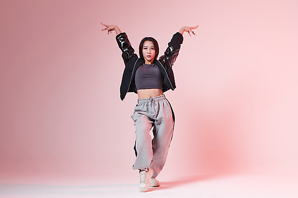 포토 JPG 스튜디오촬영 전신 여자 포즈 실내 힙합 한명 서기 20대 성인 앞모습 손들기 댄서 한국인 춤 성인여자한명만 힙스터 분홍색배경 스트릿댄스 스트리트패션 국내포토 직업 1 패션 음악 뷰포인트 분홍색 백그라운드 모션 문화예술 사람 동양인 청년 내부 여자한명만 성인여자만 파일형식