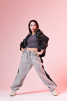 포토 JPG 스튜디오촬영 전신 여자 허리손 포즈 실내 힙합 한명 서기 20대 성인 앞모습 댄서 한국인 춤 성인여자한명만 힙스터 분홍색배경 스트릿댄스 스트리트패션 국내포토 직업 1 패션 음악 뷰포인트 분홍색 백그라운드 모션 문화예술 사람 동양인 청년 내부 여자한명만 성인여자만 파일형식