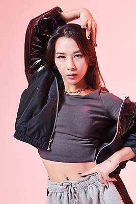 포토 JPG 스튜디오촬영 응시 여자 허리손 포즈 실내 힙합 한명 손짓 20대 성인 앞모습 댄서 한국인 춤 성인여자한명만 힙스터 분홍색배경 스트릿댄스 스트리트패션 국내포토 직업 1 시선 패션 음악 뷰포인트 분홍색 백그라운드 모션 문화예술 사람 동양인 청년 내부 여자한명만 성인여자만 파일형식