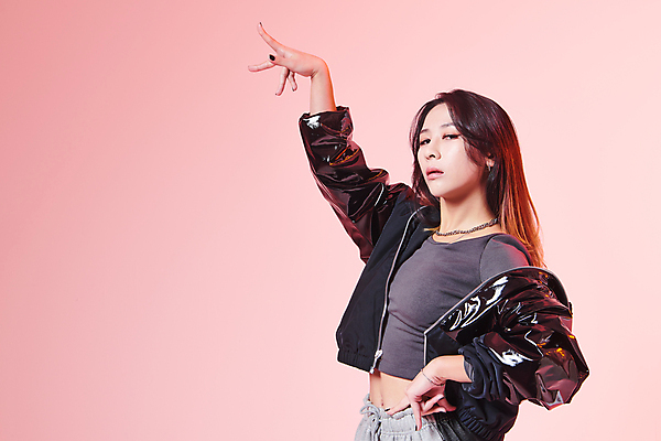 포토 JPG 스튜디오촬영 응시 여자 허리손 포즈 실내 힙합 한명 서기 손짓 20대 성인 옆모습 손들기 댄서 한국인 춤 성인여자한명만 힙스터 분홍색배경 스트릿댄스 스트리트패션 국내포토 직업 1 시선 패션 음악 뷰포인트 분홍색 백그라운드 모션 문화예술 사람 동양인 청년 내부 여자한명만 성인여자만 파일형식