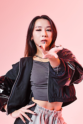 포토 JPG 스튜디오촬영 응시 여자 허리손 포즈 실내 힙합 한명 서기 손짓 20대 성인 앞모습 댄서 한국인 춤 성인여자한명만 힙스터 분홍색배경 스트릿댄스 스트리트패션 국내포토 직업 1 시선 패션 음악 뷰포인트 분홍색 백그라운드 모션 문화예술 사람 동양인 청년 내부 여자한명만 성인여자만 파일형식