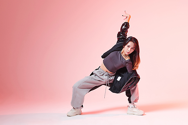 포토 JPG 스튜디오촬영 전신 응시 여자 포즈 실내 힙합 한명 20대 성인 앞모습 손들기 댄서 한국인 춤 성인여자한명만 무릎구부리기 힙스터 분홍색배경 스트릿댄스 스트리트패션 국내포토 직업 1 시선 패션 음악 뷰포인트 분홍색 백그라운드 모션 문화예술 사람 동양인 청년 내부 여자한명만 성인여자만 파일형식