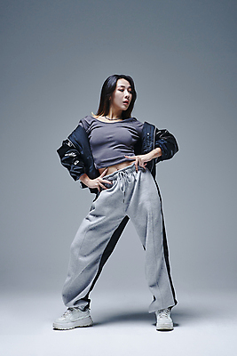 포토 JPG 스튜디오촬영 전신 응시 여자 허리손 포즈 회색배경 실내 힙합 한명 서기 20대 성인 앞모습 댄서 한국인 춤 성인여자한명만 힙스터 스트릿댄스 스트리트패션 국내포토 직업 1 시선 패션 음악 뷰포인트 백그라운드 모션 문화예술 사람 동양인 청년 내부 회색 여자한명만 성인여자만 파일형식 컬러 인종 여자만 성인만