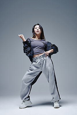 포토 JPG 스튜디오촬영 전신 응시 여자 허리손 포즈 회색배경 실내 힙합 한명 서기 20대 성인 앞모습 댄서 한국인 춤 성인여자한명만 힙스터 스트릿댄스 스트리트패션 국내포토 직업 1 시선 패션 음악 뷰포인트 백그라운드 모션 문화예술 사람 동양인 청년 내부 회색 여자한명만 성인여자만 파일형식