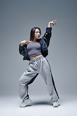 포토 JPG 스튜디오촬영 전신 응시 여자 포즈 회색배경 실내 힙합 한명 서기 손짓 20대 성인 앞모습 손들기 댄서 한국인 춤 성인여자한명만 힙스터 스트릿댄스 스트리트패션 국내포토 직업 1 시선 패션 음악 뷰포인트 백그라운드 모션 문화예술 사람 동양인 청년 내부 회색 여자한명만 성인여자만 파일형식