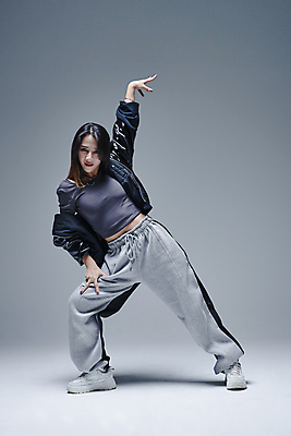 포토 JPG 스튜디오촬영 전신 응시 여자 포즈 회색배경 실내 힙합 한명 서기 손짓 20대 성인 앞모습 손들기 댄서 한국인 춤 성인여자한명만 힙스터 스트릿댄스 스트리트패션 국내포토 직업 1 시선 패션 음악 뷰포인트 백그라운드 모션 문화예술 사람 동양인 청년 내부 회색 여자한명만 성인여자만 파일형식