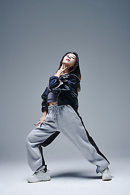 포토 JPG 스튜디오촬영 전신 여자 포즈 회색배경 실내 힙합 한명 서기 손짓 20대 성인 옆모습 댄서 한국인 춤 고개들기 성인여자한명만 힙스터 스트릿댄스 스트리트패션 국내포토 직업 1 패션 음악 뷰포인트 백그라운드 모션 문화예술 사람 동양인 청년 내부 회색 여자한명만 성인여자만 파일형식