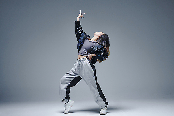 포토 JPG 스튜디오촬영 전신 여자 허리손 포즈 회색배경 실내 힙합 한명 서기 손짓 20대 성인 옆모습 손들기 댄서 한국인 춤 고개들기 성인여자한명만 힙스터 스트릿댄스 스트리트패션 국내포토 직업 1 패션 음악 뷰포인트 백그라운드 모션 문화예술 사람 동양인 청년 내부 회색 여자한명만 성인여자만 파일형식