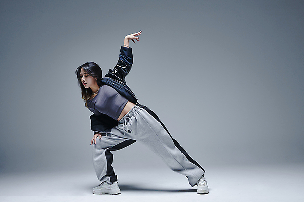 포토 JPG 스튜디오촬영 전신 응시 여자 포즈 회색배경 실내 힙합 한명 서기 손짓 20대 성인 앞모습 옆모습 손들기 댄서 한국인 춤 성인여자한명만 무릎구부리기 힙스터 스트릿댄스 스트리트패션 국내포토 직업 1 시선 패션 음악 뷰포인트 백그라운드 모션 문화예술 사람 동양인 청년 내부 회색 여자한명만 성인여자만 파일형식