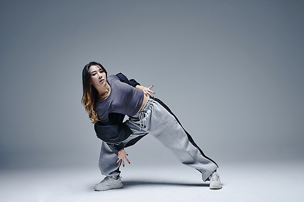 포토 JPG 스튜디오촬영 전신 응시 여자 포즈 회색배경 실내 힙합 한명 서기 20대 성인 앞모습 댄서 한국인 춤 성인여자한명만 무릎구부리기 힙스터 스트릿댄스 스트리트패션 국내포토 직업 1 시선 패션 음악 뷰포인트 백그라운드 모션 문화예술 사람 동양인 청년 내부 회색 여자한명만 성인여자만 파일형식