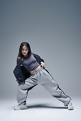 포토 JPG 스튜디오촬영 전신 응시 여자 포즈 회색배경 실내 힙합 한명 서기 20대 성인 앞모습 댄서 한국인 춤 성인여자한명만 무릎구부리기 힙스터 스트릿댄스 스트리트패션 국내포토 직업 1 시선 패션 음악 뷰포인트 백그라운드 모션 문화예술 사람 동양인 청년 내부 회색 여자한명만 성인여자만 파일형식