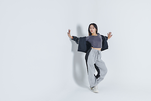 포토 JPG 스튜디오촬영 전신 여자 포즈 실내 힙합 그림자 한명 서기 20대 성인 앞모습 댄서 한국인 춤 흰배경 손뻗기 성인여자한명만 힙스터 스트릿댄스 스트리트패션 국내포토 직업 1 패션 음악 뷰포인트 백그라운드 모션 문화예술 사람 동양인 청년 내부 흰색 여자한명만 성인여자만 파일형식