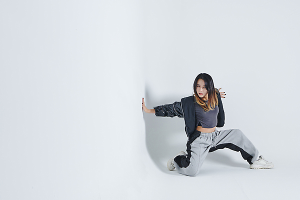 포토 JPG 스튜디오촬영 전신 응시 여자 포즈 실내 힙합 그림자 한명 20대 성인 앞모습 댄서 한국인 춤 흰배경 손뻗기 성인여자한명만 무릎구부리기 힙스터 스트릿댄스 스트리트패션 국내포토 직업 1 시선 패션 음악 뷰포인트 모션 문화예술 사람 동양인 청년 내부 흰색 여자한명만 성인여자만 파일형식 컬러 인종 여자만 성인만