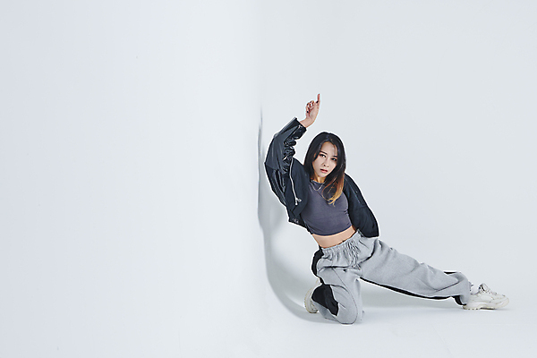 포토 JPG 스튜디오촬영 전신 응시 여자 포즈 실내 힙합 그림자 한명 손짓 20대 성인 앞모습 손들기 댄서 한국인 춤 흰배경 성인여자한명만 무릎구부리기 힙스터 스트릿댄스 스트리트패션 국내포토 직업 1 시선 패션 음악 뷰포인트 백그라운드 모션 문화예술 사람 동양인 청년 내부 흰색 여자한명만 성인여자만 파일형식