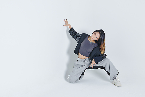 포토 JPG 스튜디오촬영 전신 응시 여자 포즈 실내 힙합 그림자 한명 손짓 20대 성인 앞모습 댄서 한국인 춤 무릎꿇기 흰배경 손뻗기 성인여자한명만 힙스터 스트릿댄스 스트리트패션 국내포토 직업 1 시선 패션 음악 뷰포인트 백그라운드 모션 문화예술 사람 동양인 청년 내부 흰색 여자한명만 성인여자만 파일형식