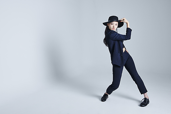 포토 JPG 스튜디오촬영 전신 모자 여자 포즈 실내 그림자 한명 서기 20대 성인 앞모습 댄서 한국인 춤 흰배경 성인여자한명만 스트릿댄스 스트리트패션 국내포토 직업 1 잡화 패션 뷰포인트 백그라운드 모션 문화예술 사람 동양인 청년 내부 흰색 여자한명만 성인여자만 파일형식