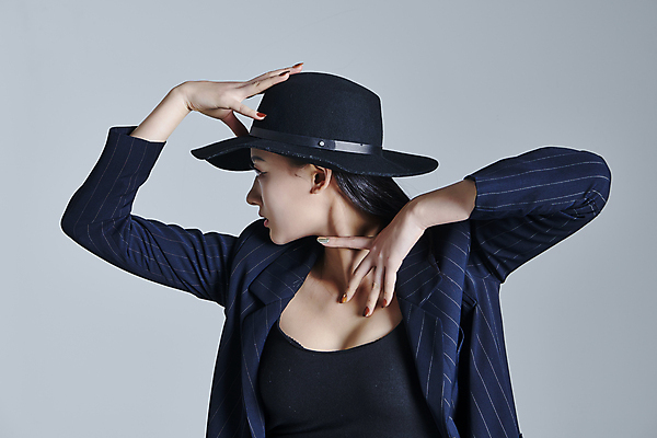 포토 JPG 스튜디오촬영 모자 응시 여자 포즈 실내 한명 손짓 상반신 20대 성인 앞모습 댄서 한국인 춤 잡기 흰배경 성인여자한명만 스트릿댄스 스트리트패션 국내포토 직업 1 시선 잡화 패션 뷰포인트 백그라운드 모션 문화예술 사람 동양인 청년 내부 흰색 여자한명만 성인여자만 파일형식