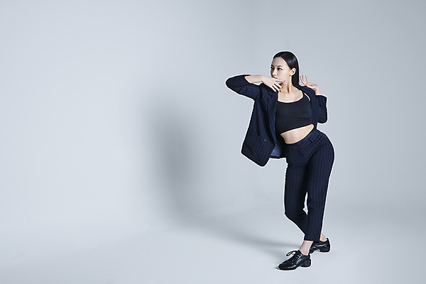 포토 JPG 스튜디오촬영 전신 응시 여자 포즈 실내 그림자 한명 서기 손짓 20대 성인 앞모습 댄서 한국인 춤 흰배경 성인여자한명만 스트릿댄스 스트리트패션 국내포토 직업 1 시선 패션 뷰포인트 백그라운드 모션 문화예술 사람 동양인 청년 내부 흰색 여자한명만 성인여자만 파일형식