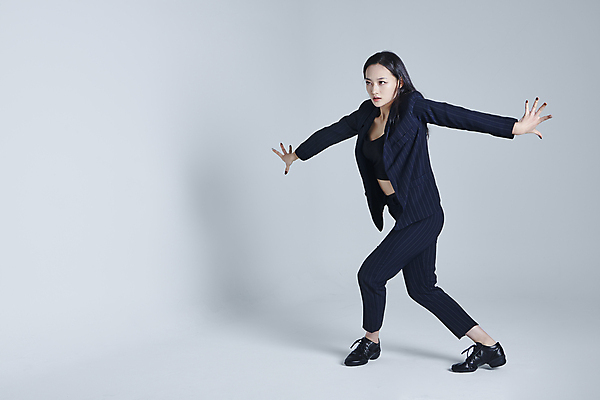 포토 JPG 스튜디오촬영 전신 응시 여자 포즈 팔벌리기 실내 그림자 한명 서기 20대 성인 앞모습 댄서 한국인 춤 흰배경 성인여자한명만 스트릿댄스 스트리트패션 국내포토 직업 1 시선 패션 뷰포인트 백그라운드 모션 문화예술 사람 동양인 청년 내부 흰색 여자한명만 성인여자만 파일형식