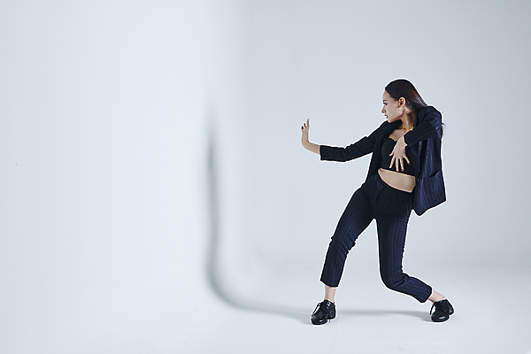 포토 JPG 스튜디오촬영 전신 여자 포즈 실내 그림자 한명 서기 손짓 20대 성인 앞모습 댄서 한국인 춤 흰배경 성인여자한명만 스트릿댄스 스트리트패션 국내포토 직업 1 패션 뷰포인트 백그라운드 모션 문화예술 사람 동양인 청년 내부 흰색 여자한명만 성인여자만 파일형식