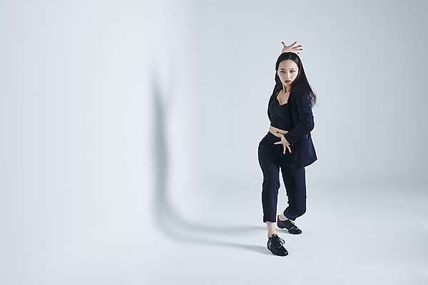 포토 JPG 스튜디오촬영 전신 응시 여자 포즈 실내 그림자 한명 서기 손짓 20대 성인 앞모습 댄서 한국인 춤 흰배경 성인여자한명만 스트릿댄스 스트리트패션 국내포토 직업 1 시선 패션 뷰포인트 백그라운드 모션 문화예술 사람 동양인 청년 내부 흰색 여자한명만 성인여자만 파일형식