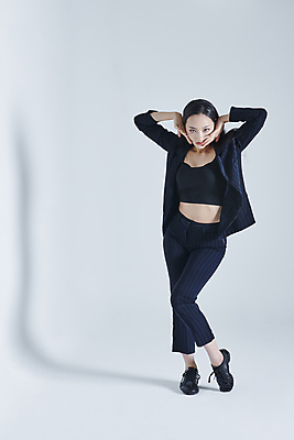 포토 JPG 스튜디오촬영 전신 응시 여자 포즈 실내 그림자 한명 서기 손짓 20대 성인 앞모습 댄서 한국인 춤 흰배경 성인여자한명만 스트릿댄스 스트리트패션 국내포토 직업 1 시선 패션 뷰포인트 모션 문화예술 사람 동양인 청년 내부 흰색 여자한명만 성인여자만 파일형식 컬러 인종 여자만 성인만