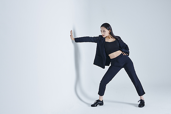 포토 JPG 스튜디오촬영 전신 응시 여자 허리손 포즈 실내 그림자 한명 20대 성인 앞모습 댄서 한국인 춤 흰배경 손뻗기 성인여자한명만 스트릿댄스 스트리트패션 국내포토 직업 1 시선 패션 뷰포인트 모션 문화예술 사람 동양인 청년 내부 흰색 여자한명만 성인여자만 파일형식 컬러 인종 여자만 성인만