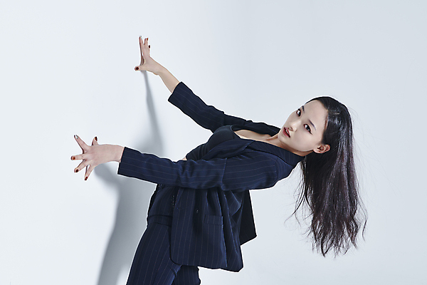포토 JPG 스튜디오촬영 응시 여자 포즈 실내 그림자 한명 서기 상반신 20대 성인 옆모습 댄서 한국인 춤 흰배경 손짚기 성인여자한명만 스트릿댄스 스트리트패션 국내포토 직업 1 시선 패션 뷰포인트 백그라운드 모션 문화예술 사람 동양인 손짓 청년 내부 흰색 여자한명만 성인여자만 파일형식