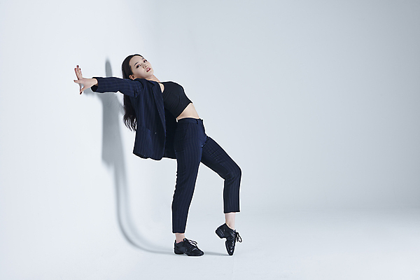 포토 JPG 스튜디오촬영 전신 응시 여자 포즈 실내 그림자 한명 20대 성인 옆모습 댄서 한국인 춤 흰배경 손뻗기 성인여자한명만 스트릿댄스 스트리트패션 국내포토 직업 1 시선 패션 뷰포인트 백그라운드 모션 문화예술 사람 동양인 청년 내부 흰색 여자한명만 성인여자만 파일형식