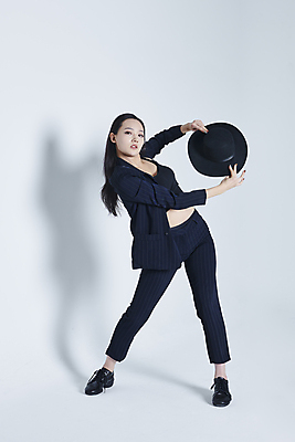 포토 JPG 스튜디오촬영 전신 모자 응시 여자 포즈 실내 그림자 한명 들기 20대 성인 앞모습 댄서 한국인 춤 흰배경 성인여자한명만 스트릿댄스 스트리트패션 국내포토 직업 1 시선 잡화 패션 뷰포인트 백그라운드 모션 문화예술 사람 동양인 청년 내부 흰색 여자한명만 성인여자만 파일형식