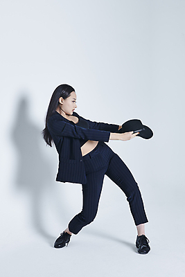 포토 JPG 스튜디오촬영 전신 모자 응시 여자 포즈 실내 그림자 한명 들기 20대 성인 옆모습 댄서 한국인 춤 흰배경 손뻗기 성인여자한명만 스트릿댄스 스트리트패션 국내포토 직업 1 시선 잡화 패션 뷰포인트 백그라운드 모션 문화예술 사람 동양인 청년 내부 흰색 여자한명만 성인여자만 파일형식
