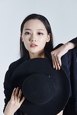 포토 JPG 스튜디오촬영 모자 응시 여자 포즈 실내 한명 상반신 20대 성인 앞모습 댄서 한국인 춤 잡기 흰배경 성인여자한명만 스트릿댄스 스트리트패션 국내포토 직업 1 시선 잡화 패션 뷰포인트 백그라운드 모션 문화예술 사람 동양인 청년 내부 흰색 여자한명만 성인여자만 파일형식